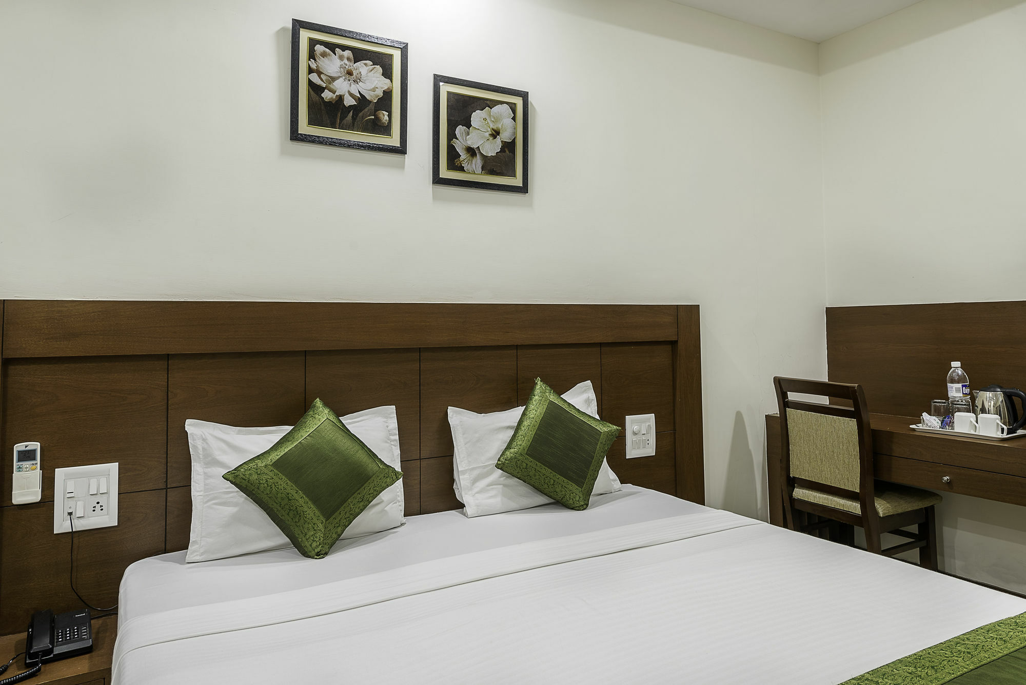 Treebo Trend Hotel Jp Plaza Nampally ハイデラバード エクステリア 写真