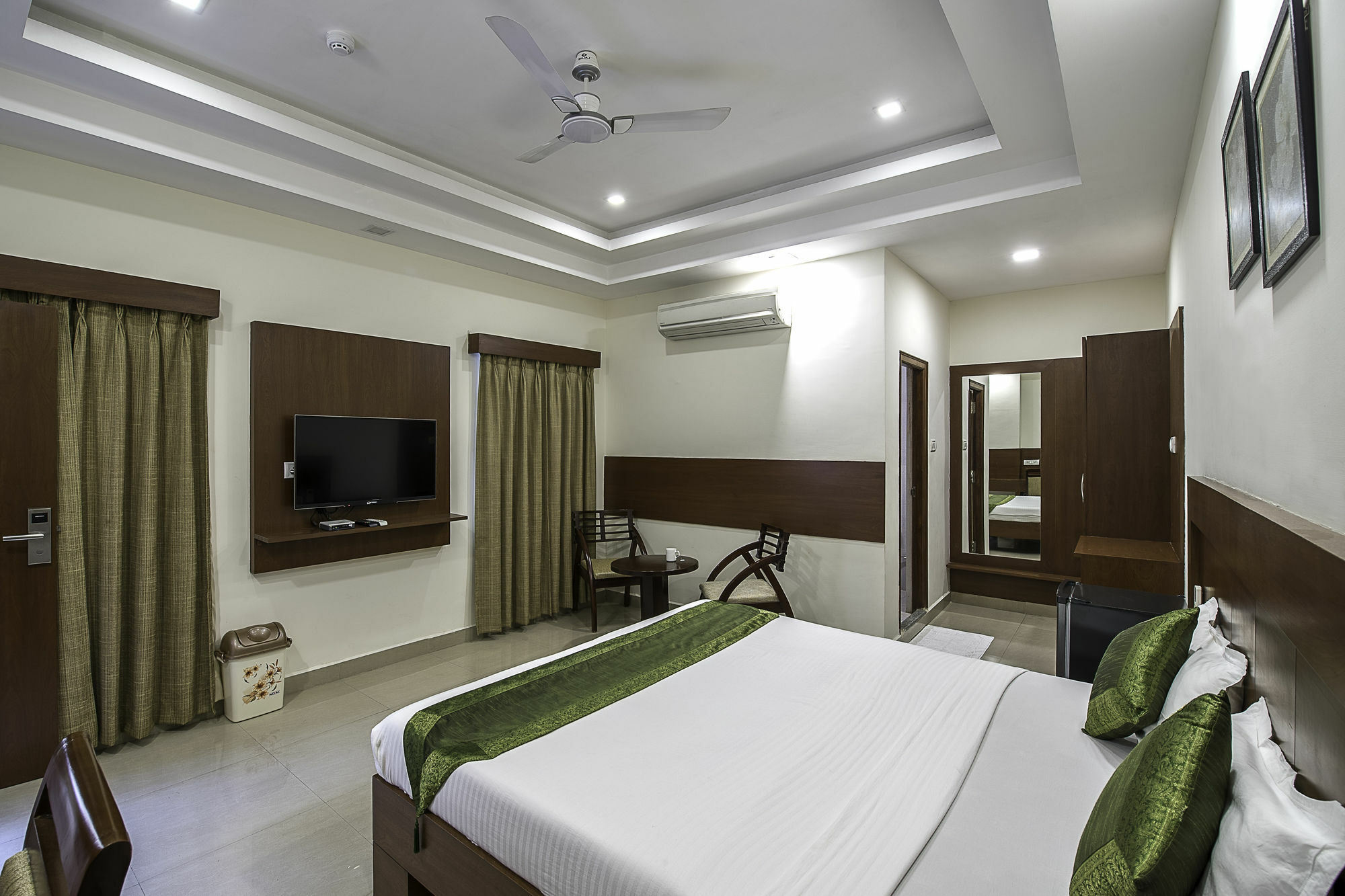 Treebo Trend Hotel Jp Plaza Nampally ハイデラバード エクステリア 写真