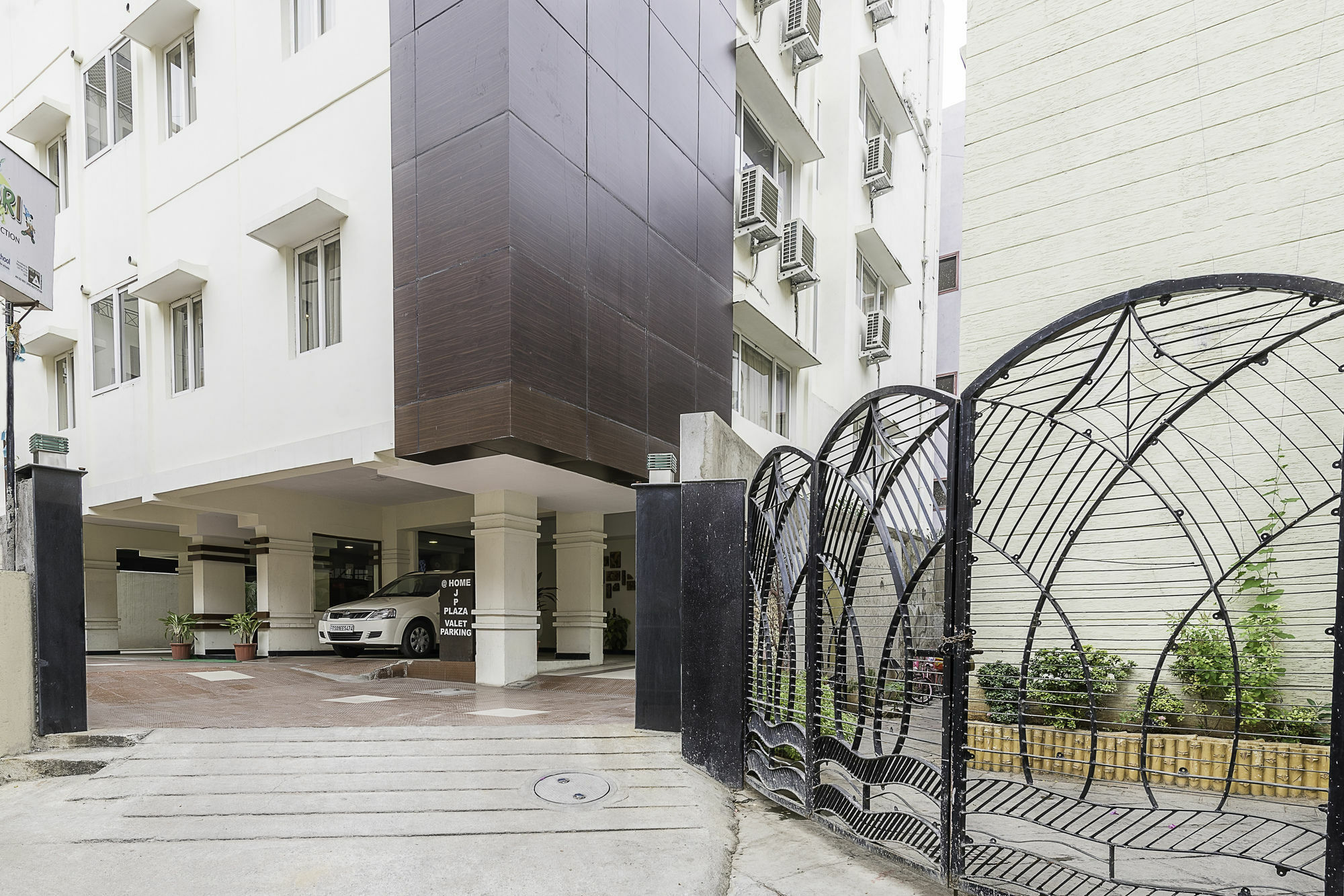 Treebo Trend Hotel Jp Plaza Nampally ハイデラバード エクステリア 写真