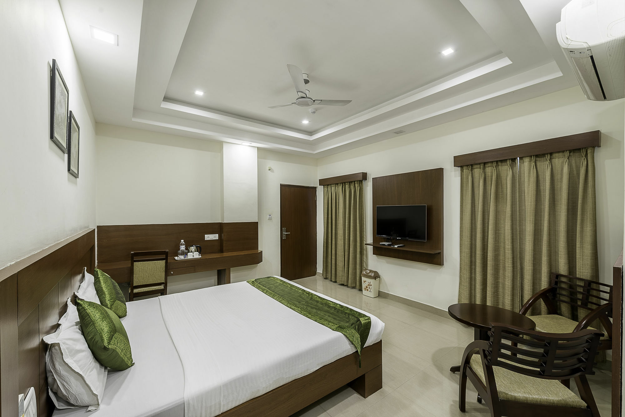Treebo Trend Hotel Jp Plaza Nampally ハイデラバード エクステリア 写真